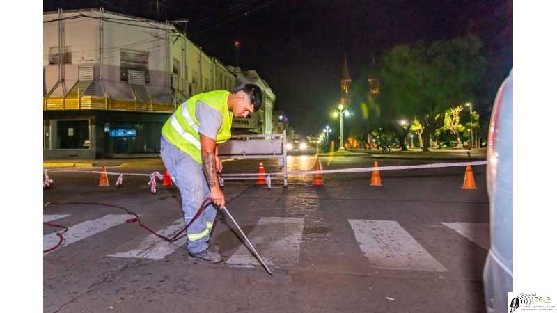 La municipalidad lleva adelante obras de tomado de juntas en calles en horario nocturno