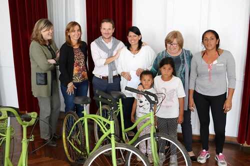 UNA HERRAMIENTA PARA PROGRESAR Ayer entregaron nueve bicicletas más del programa “Sobre Ruedas”.
