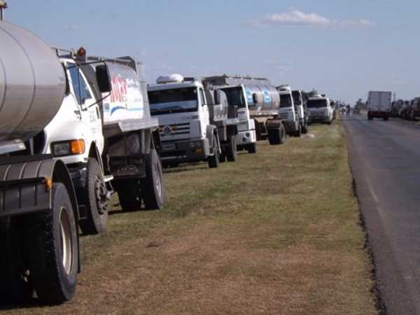 Transportistas de leche convocaron a un paro 14/12 en las cuencas lecheras de Rafaela y Villa María 500 transportistas