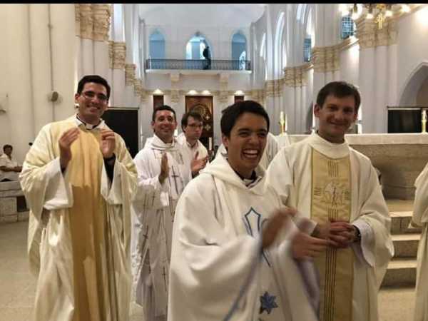 Alegria,felicidad del esperancino Federico Correa nuevo sacerdote ( 18 fotografias)