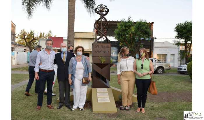 En Humboldt se descubrió una escultura en reconocimiento al Dr. Raúl Wagner