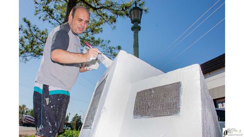 Se pintó el monolito homenaje a Don Arturo Illia por la gente de la UCR