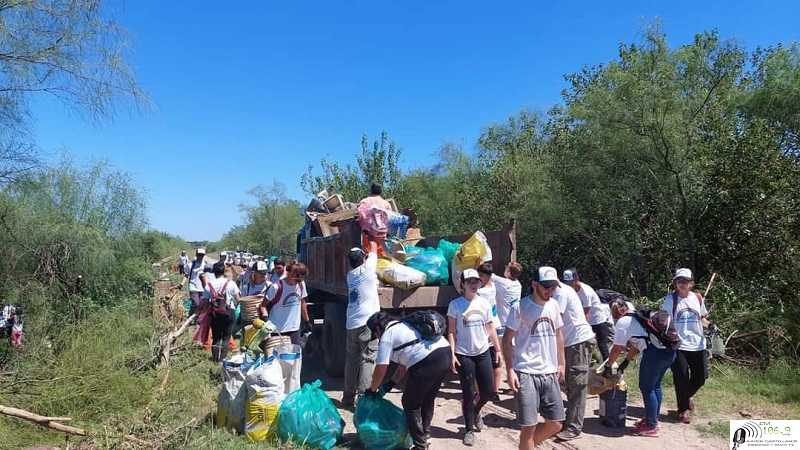 Mas de 50 voluntarios juntaron mas de dos camionadas de residuos del arroyo Las Prusianas  