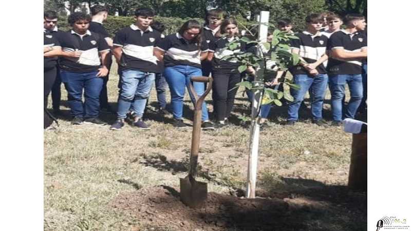 Colegio San José plantación de un ceibo en memoria de Ayelen Deppeler, Sharon Ocampo y Diego Albretch, compañeros de la promoción 2022