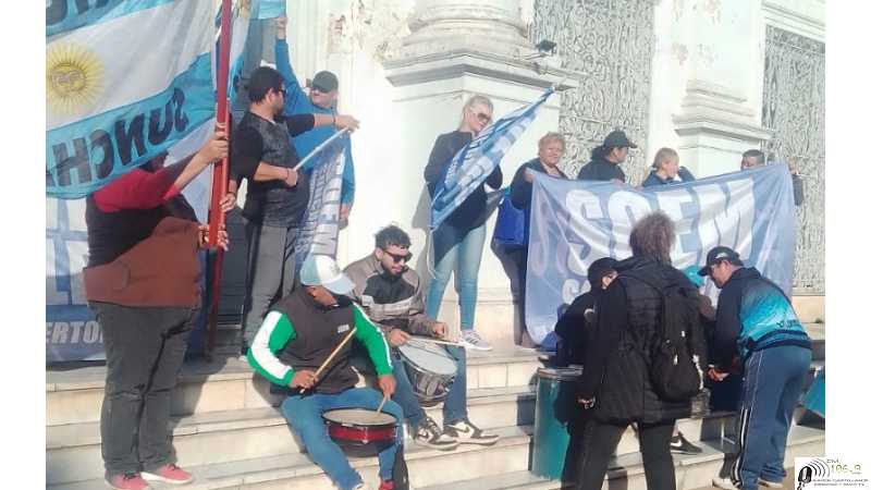 Trabajadores de Festram fueron al Concejo y frente al Municipio realizaron reclamos