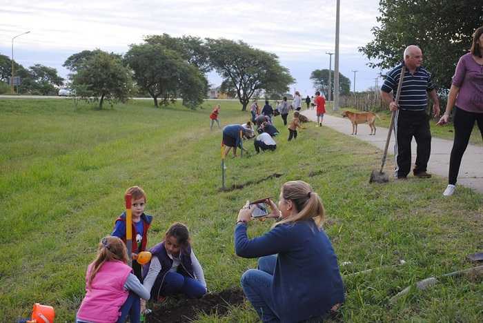 En Progreso  festejos por la Semana de la Tierra plantaron 40 algarrobos y aromitos en la ciclovía