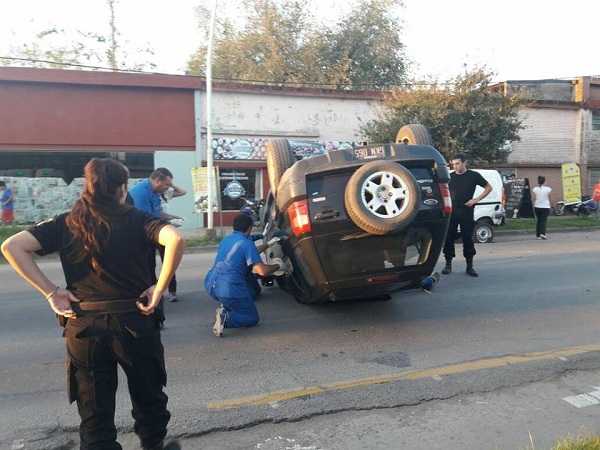 Tras chocar un vehiculo estacionado volcó una Ford EcoSport  en ruta 70<br />
 