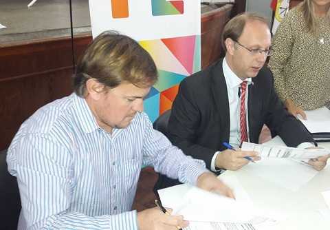 Luis Contigiani junto al Presidente comunal de Grutly Jorge Nicollier  firmaron convenio para adquirir una retroexcavadora