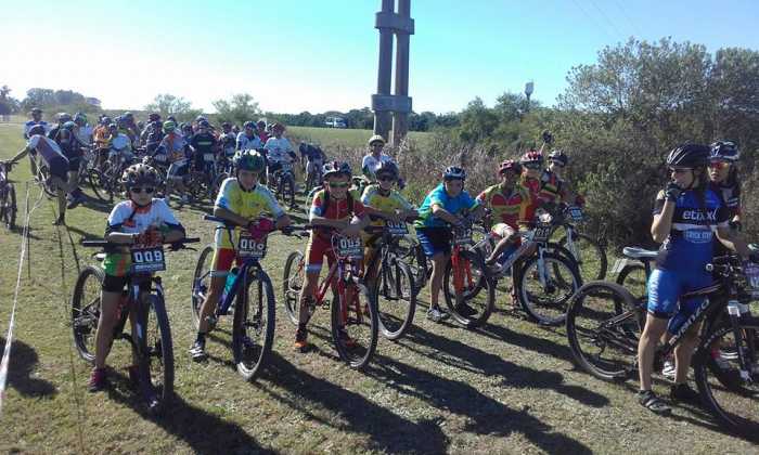 Grupo Contrarreloj de Esperanza participó en Rural Bike Santafesino con más debutantes