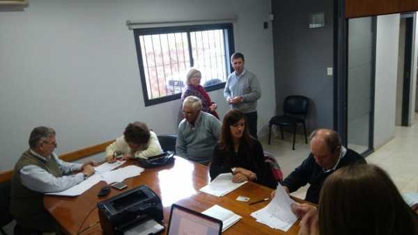 El Senador Pirola acompaño al Director de Lecheria donde productores de Las Colonias firman convenios.
