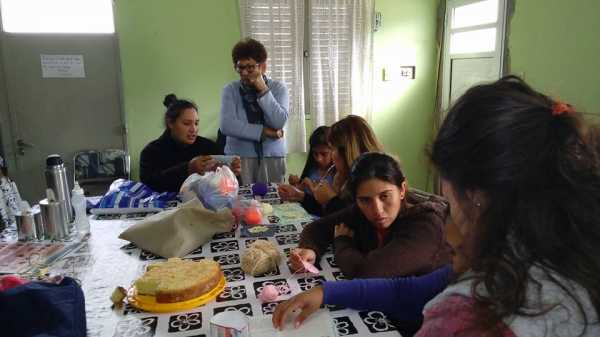 Caritas Barrio Sur las mujeres se reunen aprender y realizar distintos trabajos