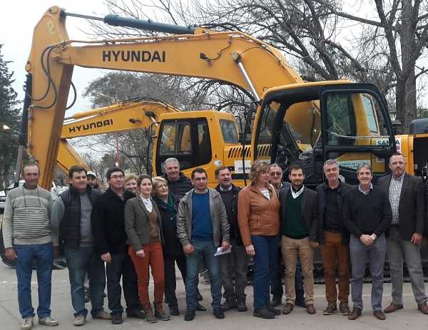  Vila. Una inversión de más de $3 millones de pesos Entrega de una máquina excavadora al Comité de Cuenca Castellanos Sur 