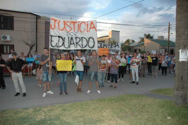 Familiares y amigos de Eduardo Wabek realizaron este domingo marcha para solicitar justicia.