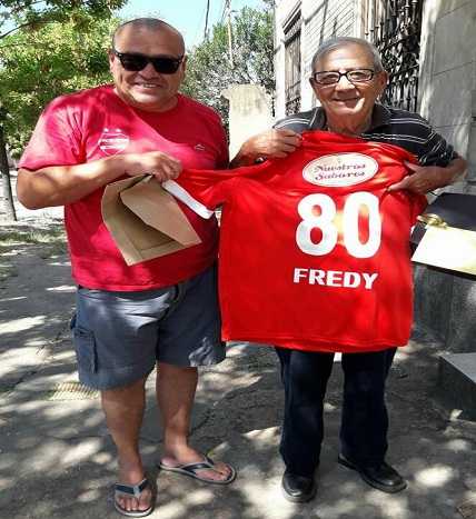 Fredy Ascolesse cumplió 80 años y Club Bme Mitre le obsequio la camiseta con ese número