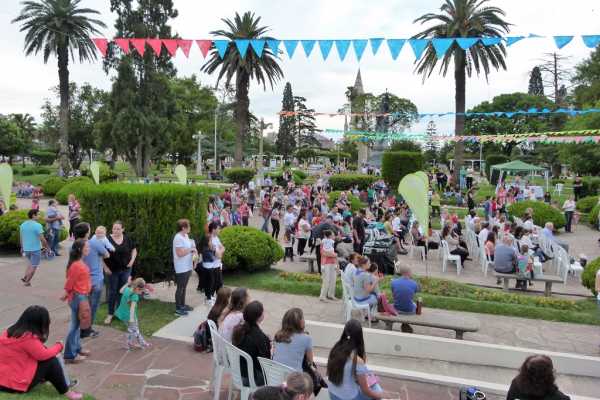 Bailemos en la Plaza!!! Una propuesta para compartir y disfrutar una divertida tarde en familia, bailando tango y folclore