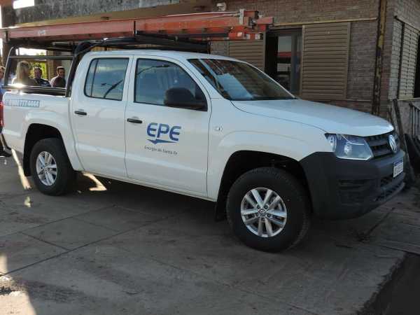 Elisa, entregó la EPE con el Presidente Comunal, Abel Saluzo, una camioneta 0 km