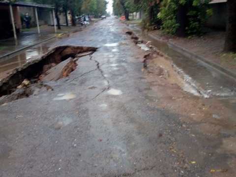 Tremendos socavones en calle  Alem y Simón de Iriondo ver fotos