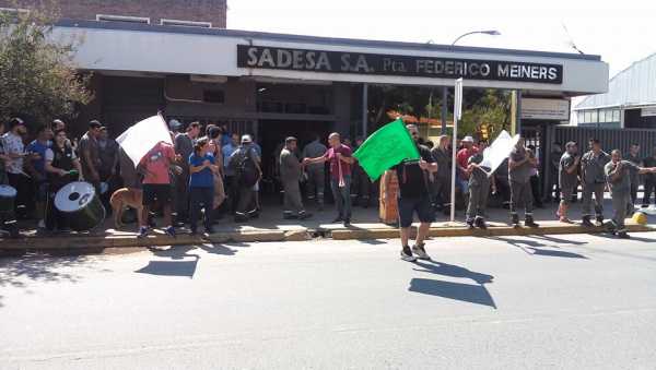 URGENTE   En Sadesa nuevamente  estan reclamando en este lunes frente a la fabrica , los empleados 