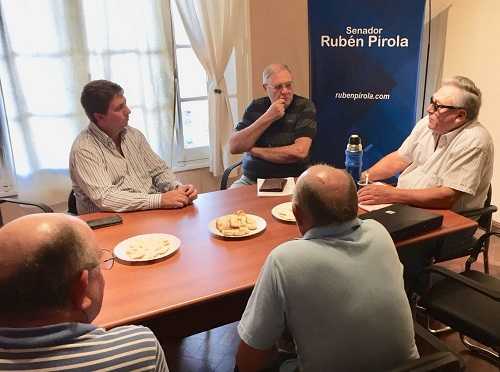 Ruben Pirola  con dirigentes de Confederación de Bochas, de la Sociedad Rural Las Colonias y el CICAE