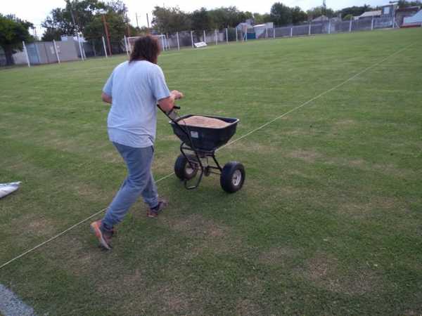 BME MITRE Hoy aprovechando la suspensión inferiores, se procedío al sembrado con Rey Grass el campo de juego 