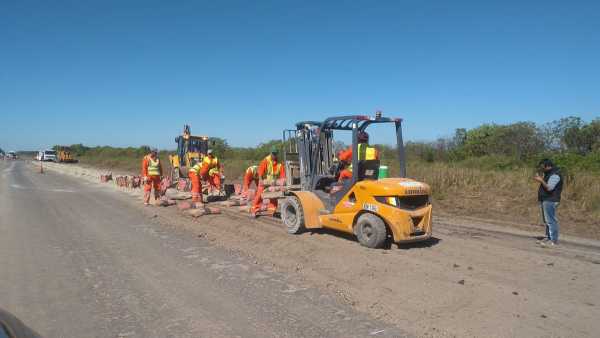 Camino entre La Pelada y Elisa. Continúan trabajos de repavimentación Ruta Provincial N° 4.