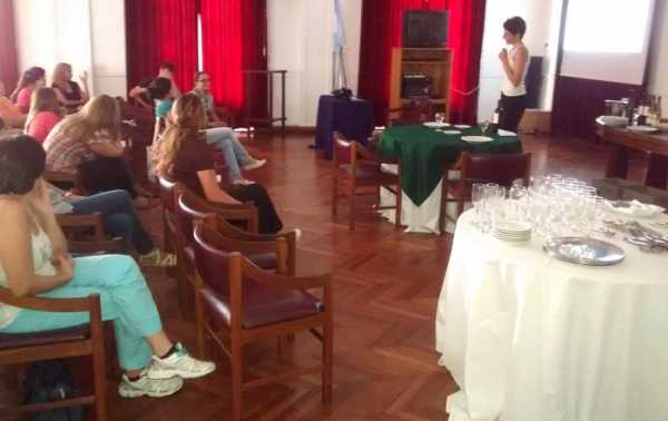 El Gobierno de la ciudad facilita un nuevo curso para mozos y camareras, avanzado.