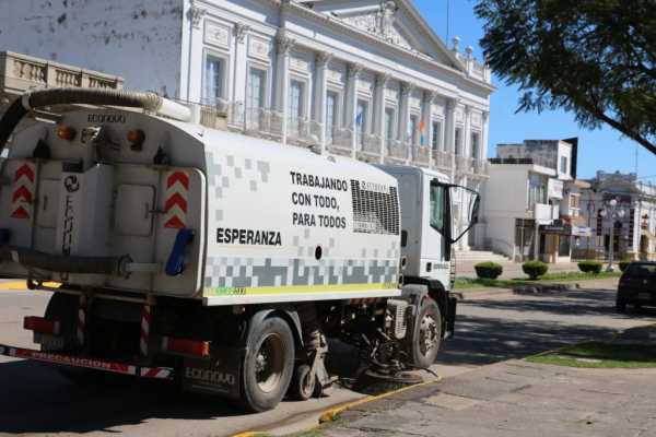 Ana Meiners y su equipo saludan a todos los trabajadores en su dia