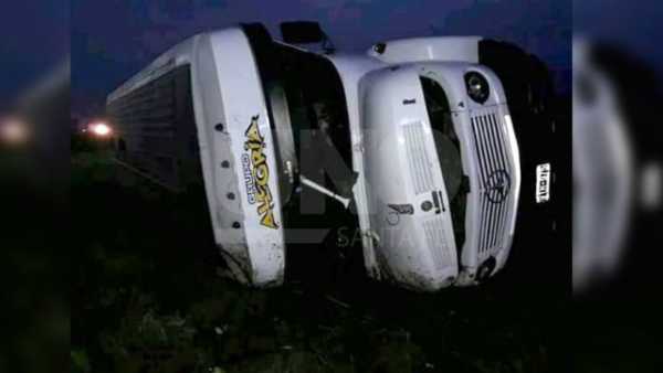 Volcó el micro del Grupo Alegría Fue volviendo de Campana, en horas de la madrugada.