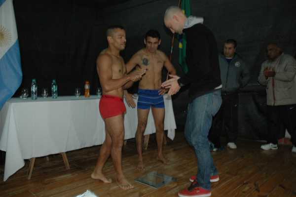 Pesaje dieron los dos boxeadores 57 kilos mañana la gran pelea PANIAGUA VA POR EL TITULO MUNDIAL (VER FOTOS)