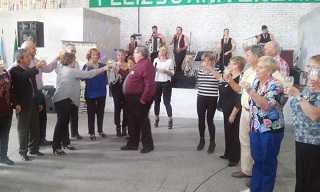 38 años celebró el Club de abuelos de Esperanza en calle gadda con otros centros que participaron (15 fotos)