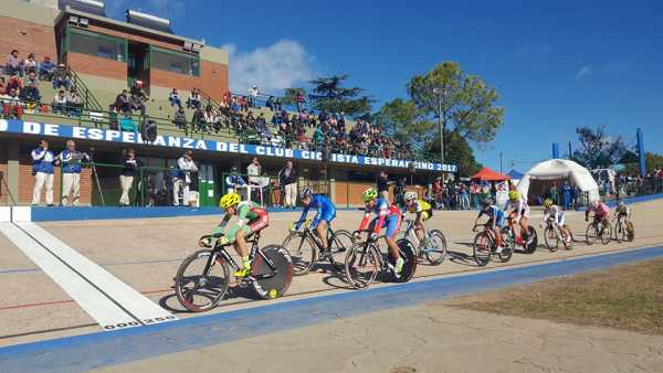 El velódromo Esperancino lleno de ciclistas y las tribunas alentando gran emoción ver a estos chicos disfrutando del ciclismo Nacional