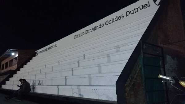 Voluntarios del equipo Senior trabajaron hoy y pintaron la tribuna del Club Sportivo del Norte (ver 7  fotos)