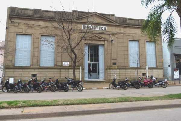 Actividad para docentes de escuelas primarias en la Biblioteca Municipal Curso-Taller “Juguemos a interpretar consignas”