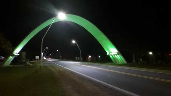 Nueva iluminación en el Arco de la Colonización sector este de Esperanza