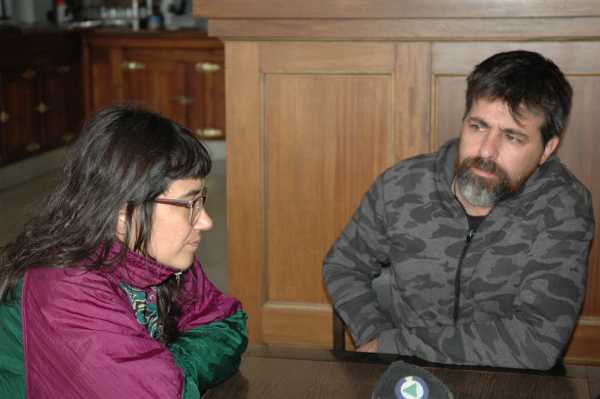 Belén Aguirre perdió una hija viviendo en Esperanza con abogados regresó acusando a la firma Sadesa