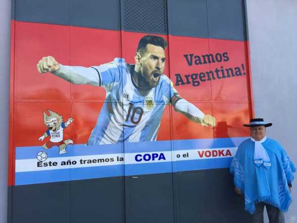 Hugo Lisowyj su vida tiene disfrutado los viajes a muchos Mundiales y Rusia lo tendrá con sus pilchas gauchas (ver varias fotos)