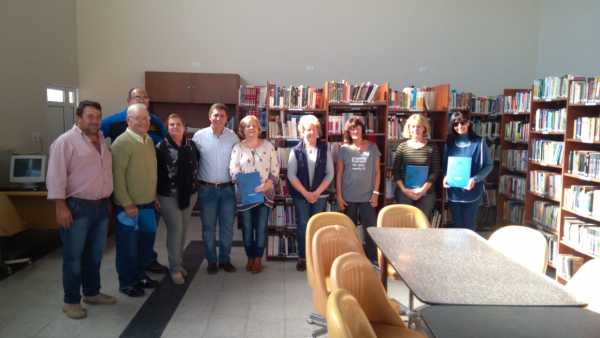  Pirola con vecinos, miembros de instituciones  y autoridades de La Pelada, Elisa, Pilar y Felicia.