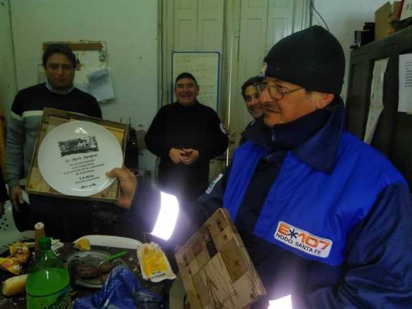 Mario Monguzzi chofer ambulancias servicios 107 hoy se jubiló y los compañeros del Samco lo saludaron