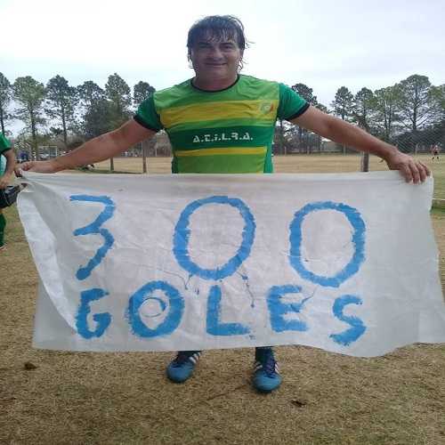 Silvio Maine llegó  a 300 goles Torneo  Senior  para ATILRA en el Trebol ....que goleador de raza