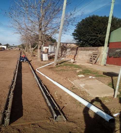 Continuando con las obras que transforman al barrio, Aarón Castellanos normaliza su acceso por calle América.