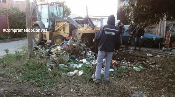 Jueves al llover personal de obras Municipales ayudaron a juntar basura en barrios