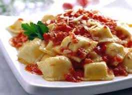 Agrupación Coral Esperanza organiza sus tradicionales ravioles con salsa bolognesa , queso y crema 