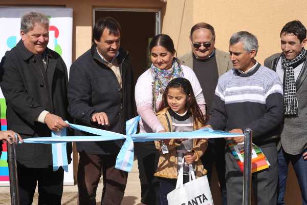6 viviendas se entregaron esta mañana en la localidad de Maria Luisa presente Carlos Fascendini