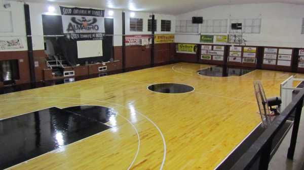 Almagro de Esperanza esta en la etapa final de la renovación del piso de su cancha de Basquet