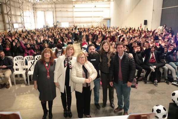 1.000 alumnos de Escuelas Secundarias de Esperanza reunidos para compartir Charla FútbolCiencia a cargo del Dr Claudio Fernández