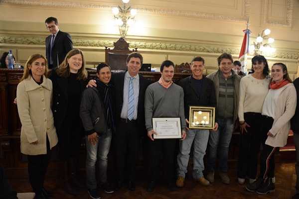  Rubén Pirola  en recinto de la Senaduria entregó reconocimiento  a Juani Alarcón