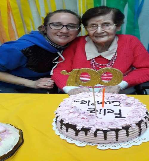 Hoy lunes cumplio 100 años en Esperanza Maria Adla  festejaron sus familiares y amigos