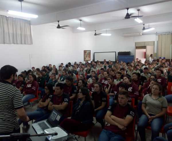 En equipo con los jóvenes, el Gobierno de la Ciudad realiza sensibilización ambiental.
