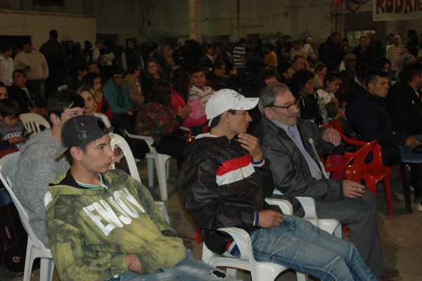 Parte del publico que acompaño el triunfo de Paniagua ( VER 34 FOTOS)