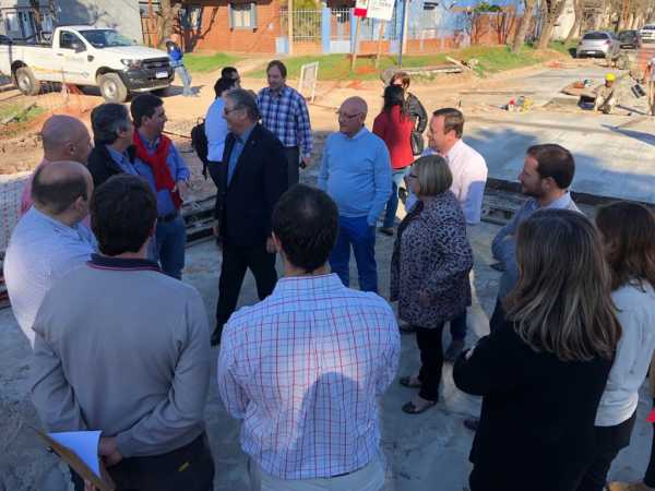 Autoridades recorrieron la obra de entubamiento del Canal Alem  de Esperanza